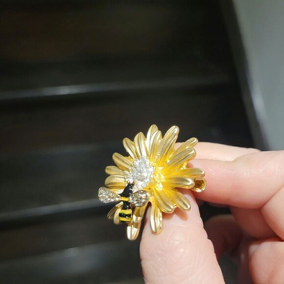 Brand New Flower With Bee Rhinestone Brooch Pin - Picture 3 of 6